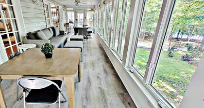 Spacious 5BR Lakefront home with hot tub, ping pong, private dock