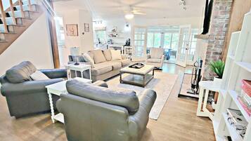 Smart TV, fireplace, ping pong