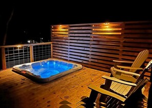 Outdoor spa tub - Spacious 5BR Lakefront home with hot tub, ping pong, private dock (Lavonia)