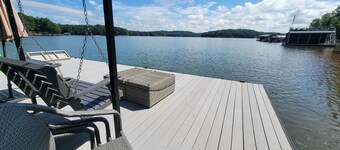 Spacious 5BR Lakefront home with hot tub, ping pong, private dock