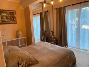 2 slaapkamers, een bureau, een strijkplank/strijkijzer, reisbedje