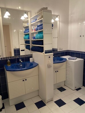 Shower, hair dryer, towels, soap - Apartment on garden level, between Monaco and Italy, in quiet country setting (Roquebrune-Cap-Martin)