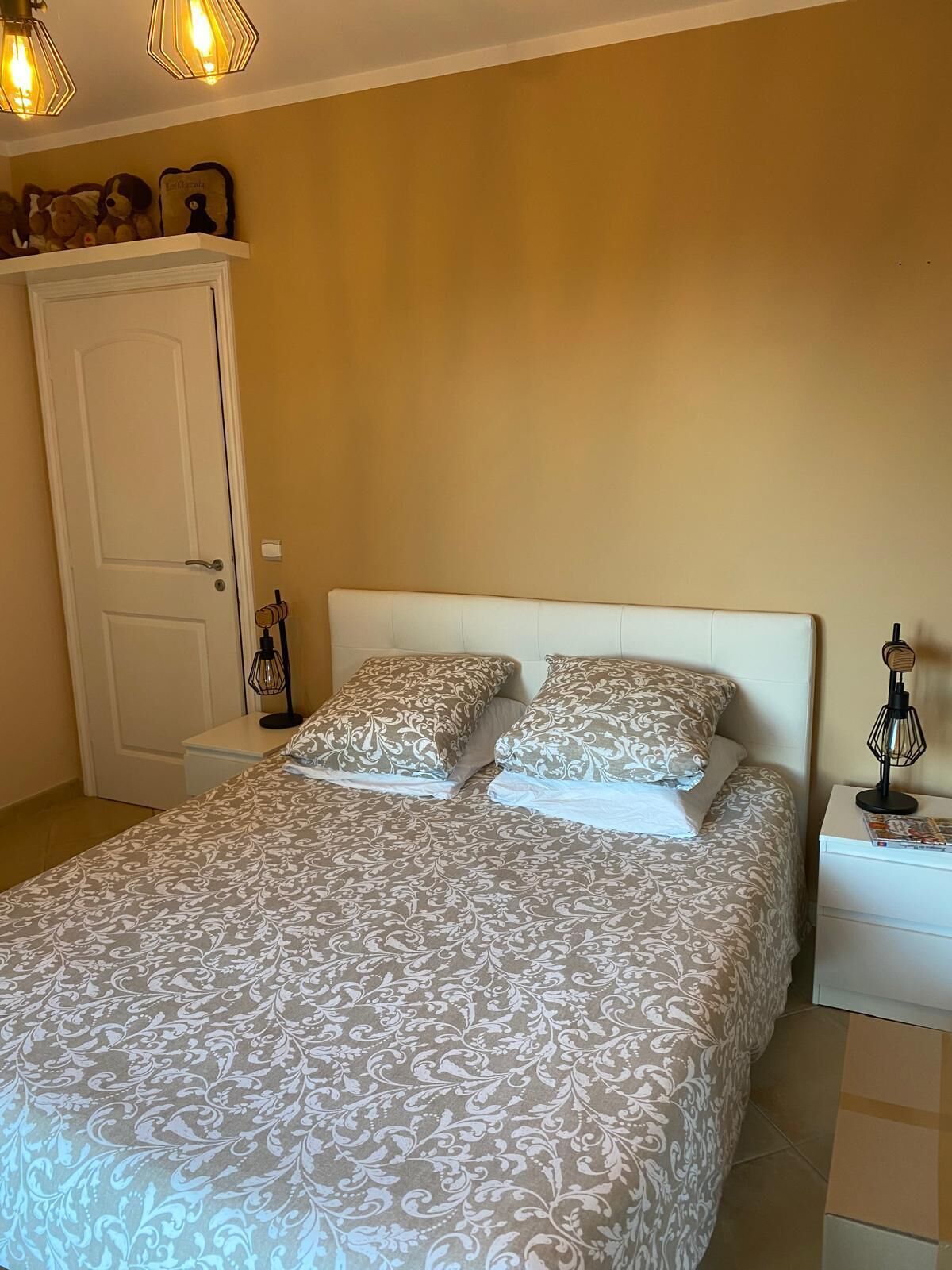 4 bedrooms, desk, iron/ironing board, travel cot