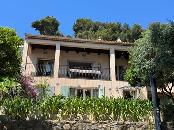 La maison vue du jardin et du spa