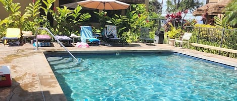 Una piscina al aire libre (de 09:00 a 22:00), sombrillas, tumbonas