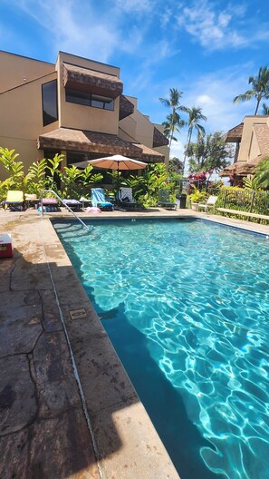 حمّام سباحة خارجي، مظلات على حمّام السباحة، مقاعد للتشمس