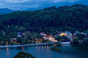 Dobbeltrom – deluxe, balkong, utsikt mot innsjø | Terrasse/patio