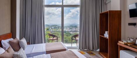 Habitación doble Deluxe, balcón, vista al lago | Espacio para trabajar con laptop y wifi gratis