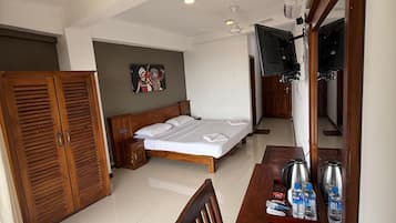 Deluxe Double Room, Balcony, Lake View | Laptop workspace, free WiFi