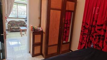 2 habitaciones, tabla de planchar con plancha, wifi y ropa de cama