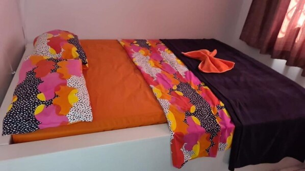 Iron/ironing board, WiFi, bed sheets