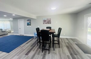 Dining - Spacious Relaxing Luxury 4-5BR Near DT Willoughby, Cleveland, & Lake Erie (Willoughby)