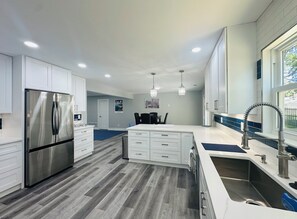 Kylskåp, mikrovågsugn, ugn och spishäll