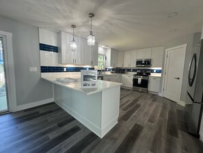 Fridge, microwave, oven, stovetop - Spacious Relaxing Luxury 4-5BR Near DT Willoughby, Cleveland, & Lake Erie (Willoughby)