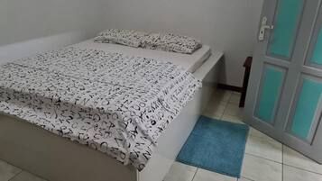 1 dormitorio, tabla de planchar con plancha, wifi y ropa de cama