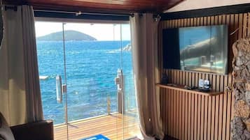 Deluxe Quadruple Room | Free WiFi, bed sheets