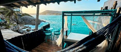 Habitación cuádruple, balcón, vistas al mar | Wifi gratis y ropa de cama