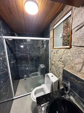 Quadruple Room, Balcony, Sea View | Bathroom - Pousada Vista Grega (Arraial do Cabo)