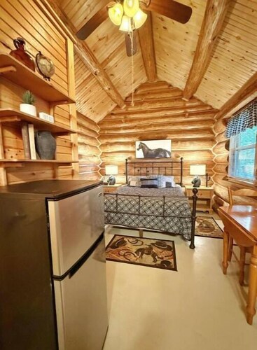 Nice cabin overlooking the water and close to Glade Top Trail