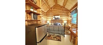 Nice cabin overlooking the water and close to Glade Top Trail