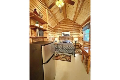 Nice cabin overlooking the water and close to Glade Top Trail