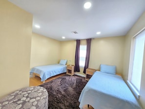 5 bedrooms, iron/ironing board, WiFi, bed sheets