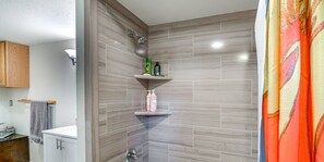 Hiustenkuivaaja, pyyhkeet, saippua, vessapaperi