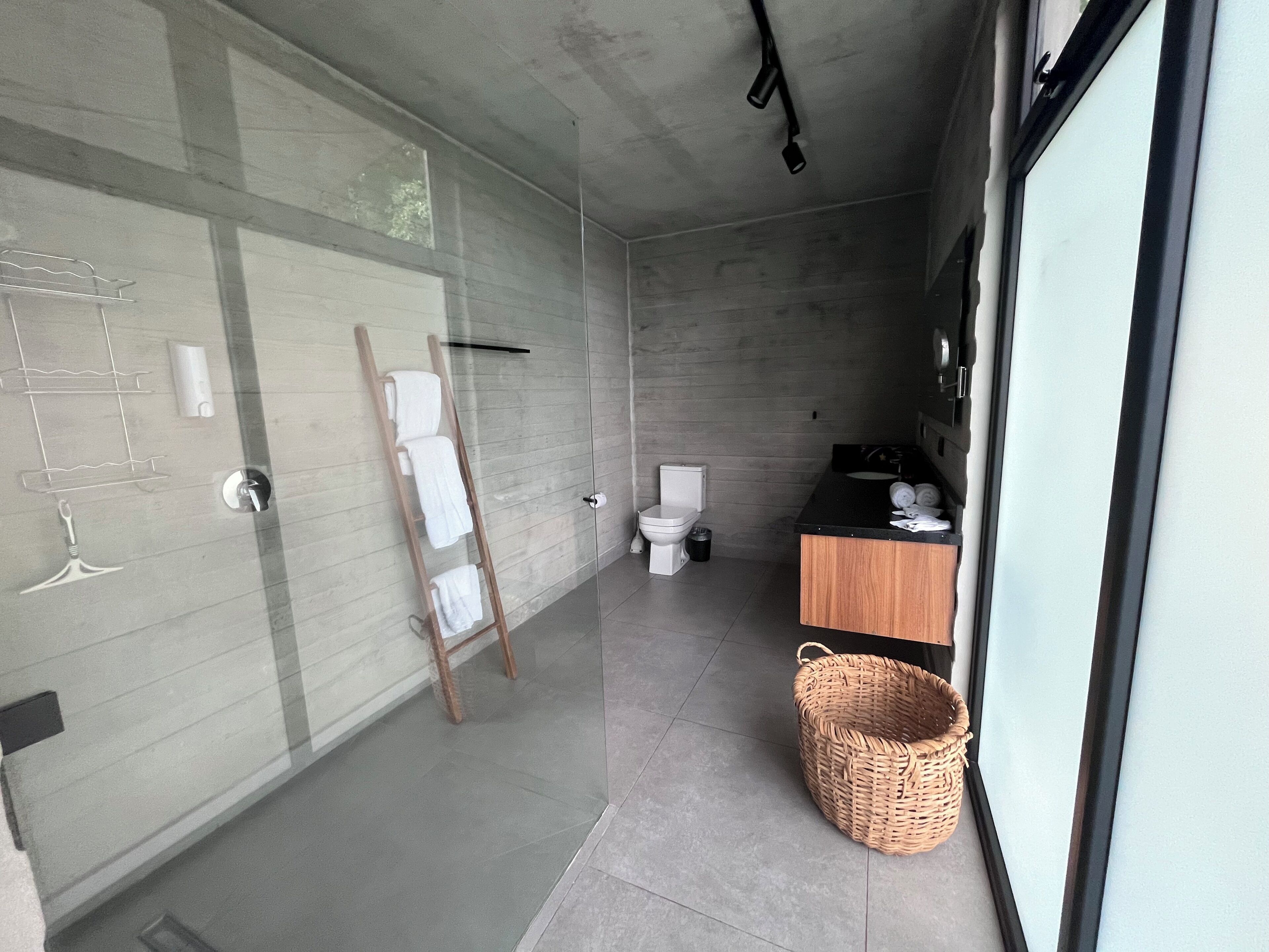 Haartrockner, Handtücher, Seife, Toilettenpapier