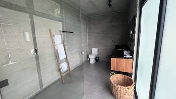Haartrockner, Handtücher, Seife, Toilettenpapier