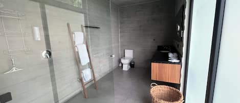 Haartrockner, Handtücher, Seife, Toilettenpapier