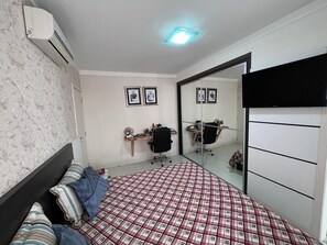 Tabla de planchar con plancha, wifi y ropa de cama