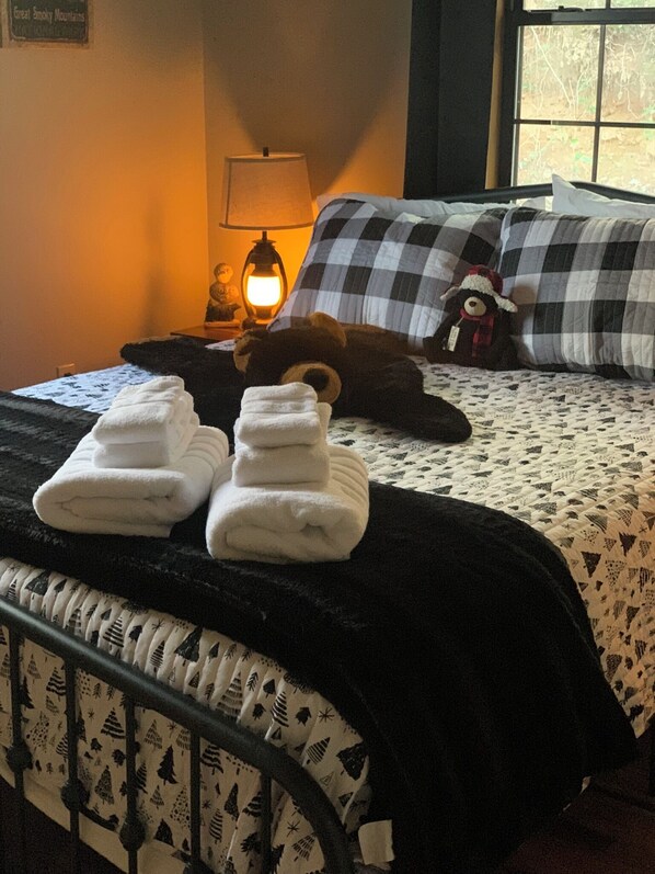 Iron/ironing board, free WiFi, bed sheets - Family Friendly Cabin- Franklin, Highlands, Smoky Mountains (Franklin)