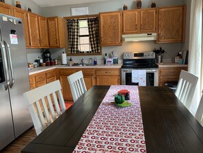 Microwave, oven, stovetop - Family Friendly Cabin- Franklin, Highlands, Smoky Mountains (Franklin)