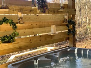 Outdoor spa tub - Family Friendly Cabin- Franklin, Highlands, Smoky Mountains (Franklin)
