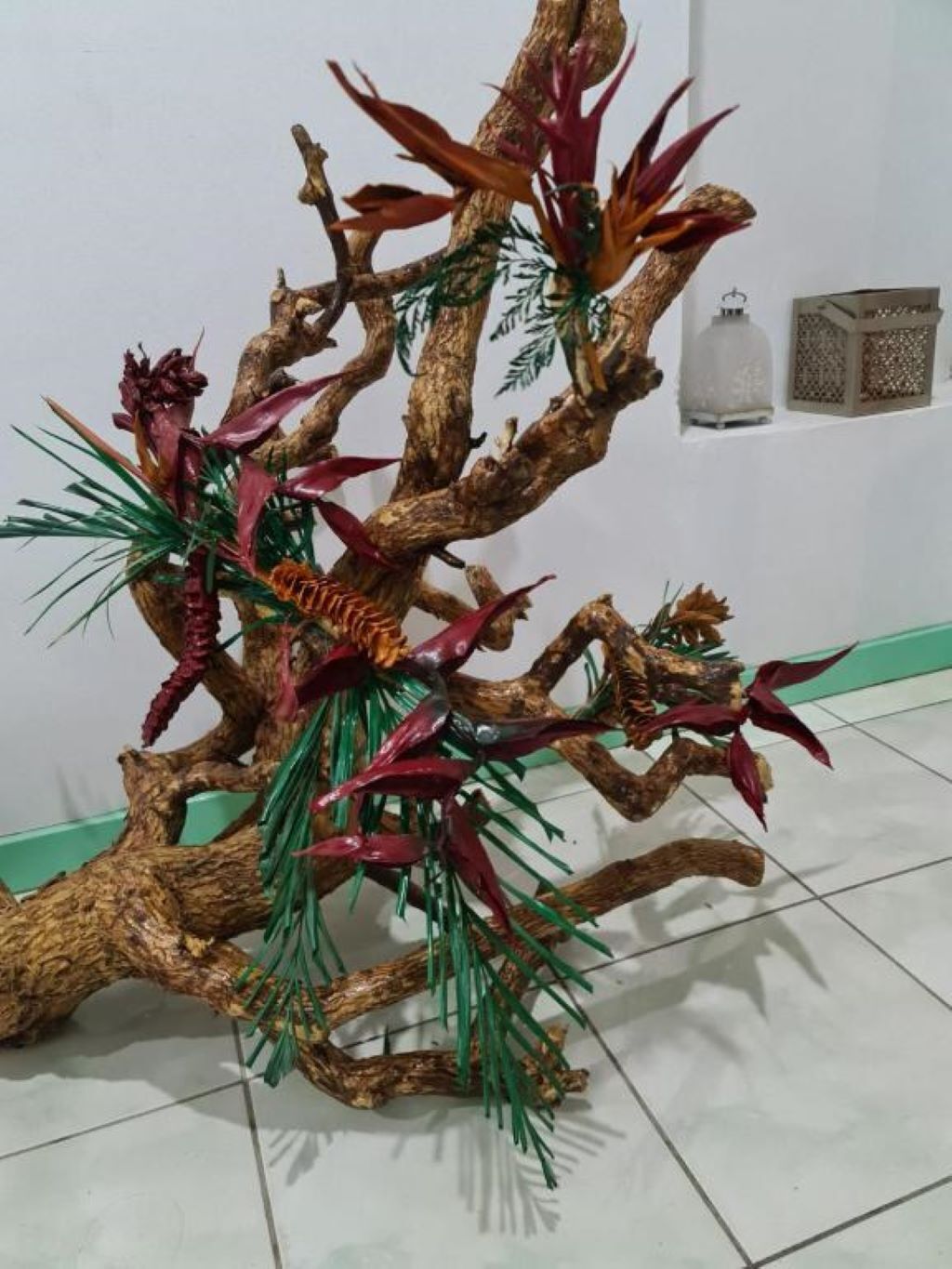 Una escultura decorativa de un árbol con ramas y hojas.