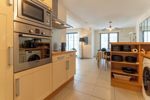 Kühlschrank, Mikrowelle, Ofen, Geschirrspüler