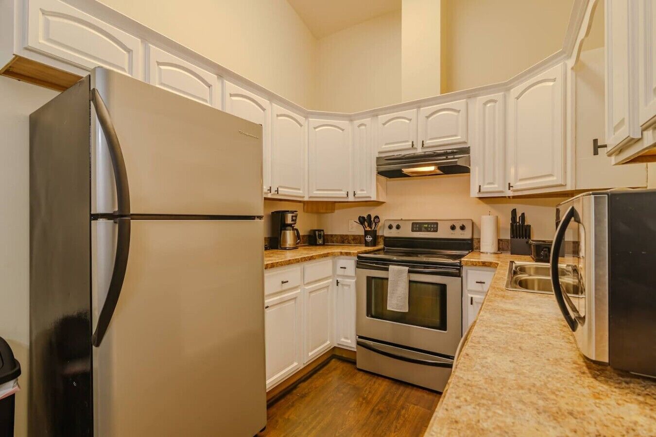 Coffee/tea maker, fridge, microwave, oven