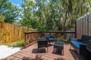 Terrace/patio - Ultimate Getaway: Yard, BBQ & Games (Gainesville)