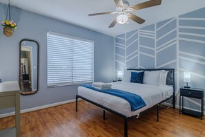 Desk, iron/ironing board, WiFi, bed sheets - Ultimate Getaway: Yard, BBQ & Games (Gainesville)