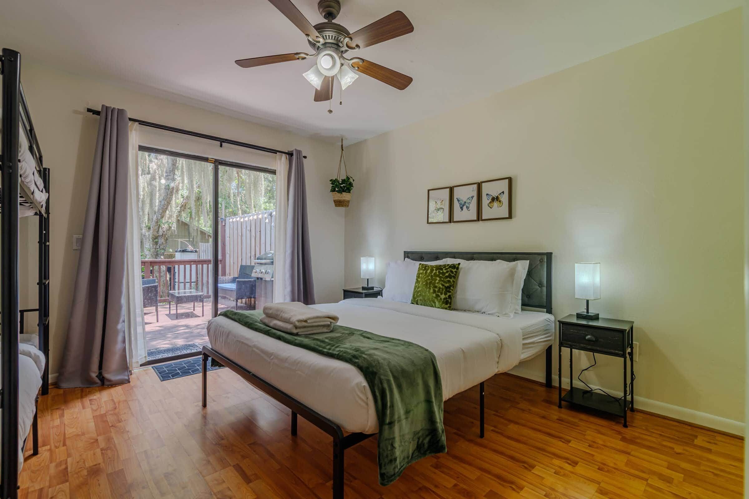 Desk, iron/ironing board, WiFi, bed sheets