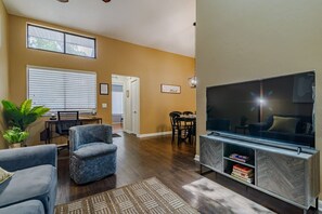 TV, books, offices - Ultimate Getaway: Yard, BBQ & Games (Gainesville)
