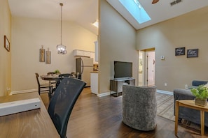 TV, books, offices - Ultimate Getaway: Yard, BBQ & Games (Gainesville)