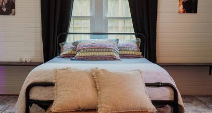 Downtown -All Shook Up Bungalow -Heart Break Hotel 2br/1b