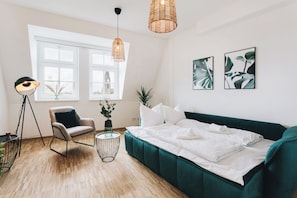 Apartment, 1 King Bed with Sofa bed, Accessible, Pets Not Allowed | Living area | 35-inch Smart TV with digital channels, Netflix, streaming services - Oasis Appart - Wohnen in Dresden (Dresden)