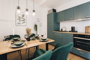 Apartment, 1 King Bed with Sofa bed, Accessible, Pets Not Allowed | Private kitchen | Fridge, microwave, oven, stovetop - Oasis Appart - Wohnen in Dresden (Dresden)