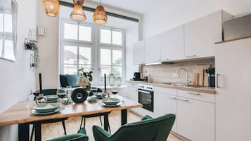 Departamento, 1 cama King size y sofá cama, cocina | Cocina privada | Refrigerador, microondas, horno y parrilla de estufa