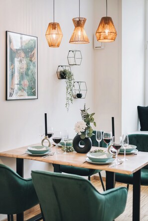 Apartament, 1 llit de matrimoni gran i sofà llit, cuina | Zona de menjador de l'habitació