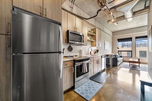 Apartment (0 Bedroom) | Private kitchen | Microwave, oven, stovetop, dishwasher - Sable 603 - Alcove (Minneapolis)
