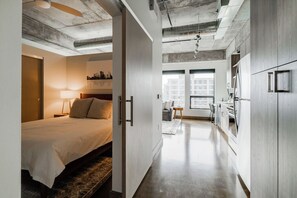 1 habitación, espacio para trabajar con laptop y ropa de cama