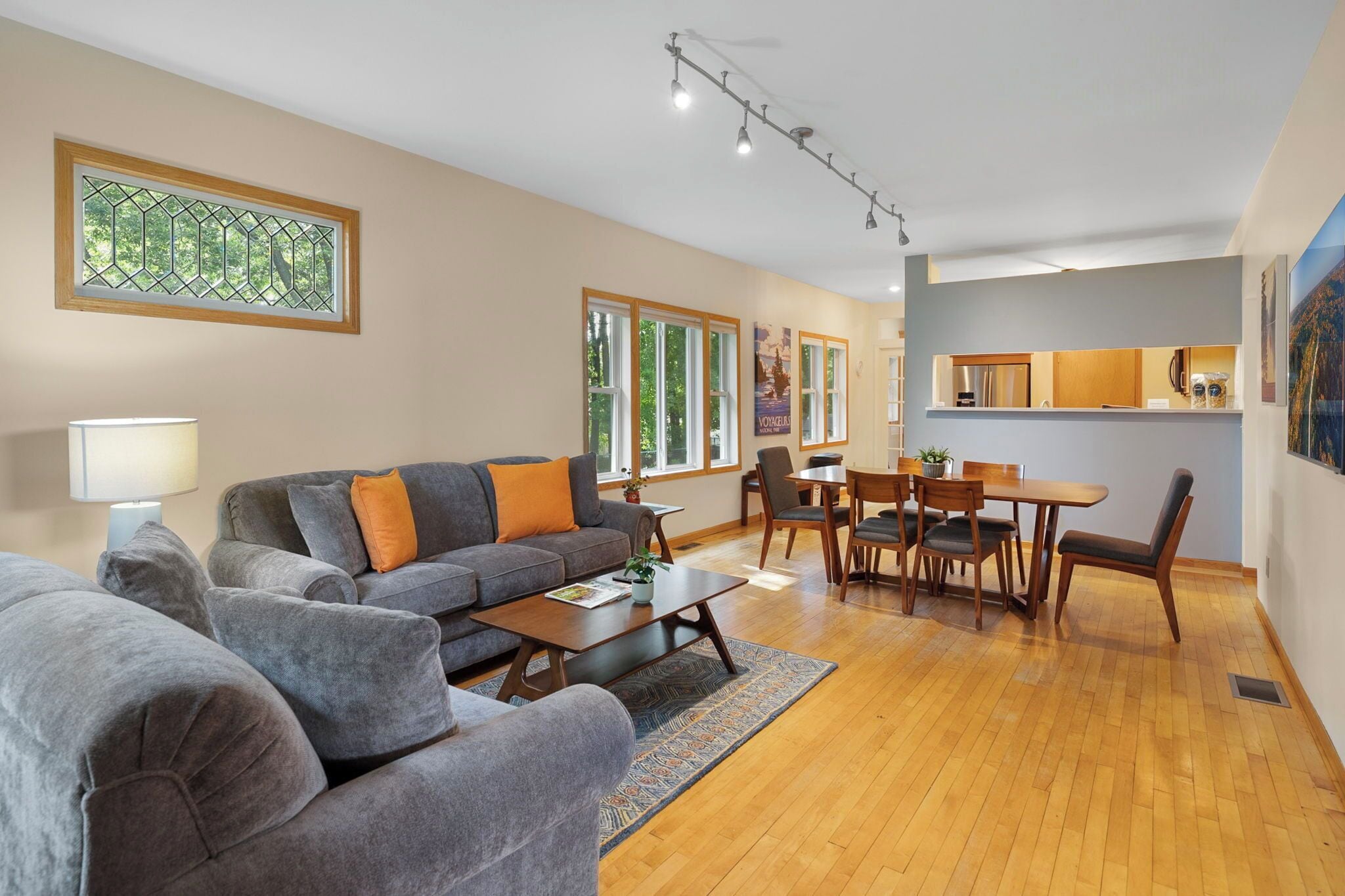 House (4 Bedrooms) | Living room | TV, books